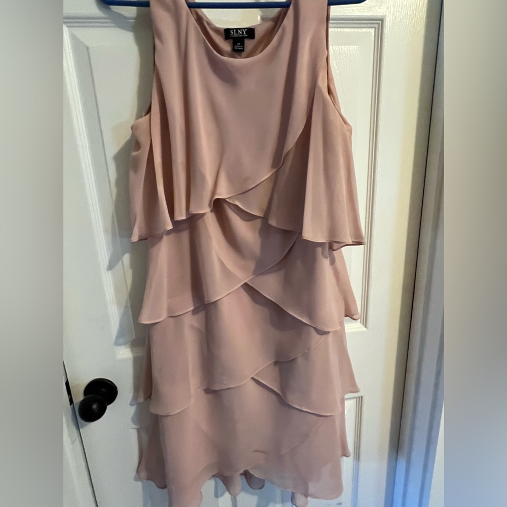 Dress, sleeveless and layered